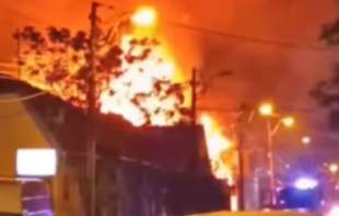 Grom udario u stambeni objekat na Novom Beogradu: Buknuo og<span style='color:red;'><b>roman</b></span> požar (VIDEO)