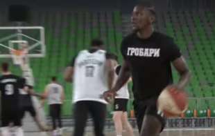 <span style='color:red;'><b>Košarkaš</b></span> Partizana iznenadio sve obožavaoce i igrače: Majica ostavila sve bez teksta