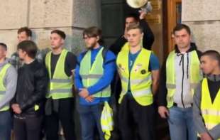 Studenti blokirali ulaz Osnovnog suda u Nišu: Traže hitno puštanje <span style='color:red;'><b>uhapšeni</b></span>h aktivista iz Novog Sada (VIDEO)