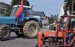 Protest poljoprivrednika: Nezadovoljni otkupnim cenama, blokirali raskrsnice u Bogatiću i put ka Požarevcu (VIDEO)