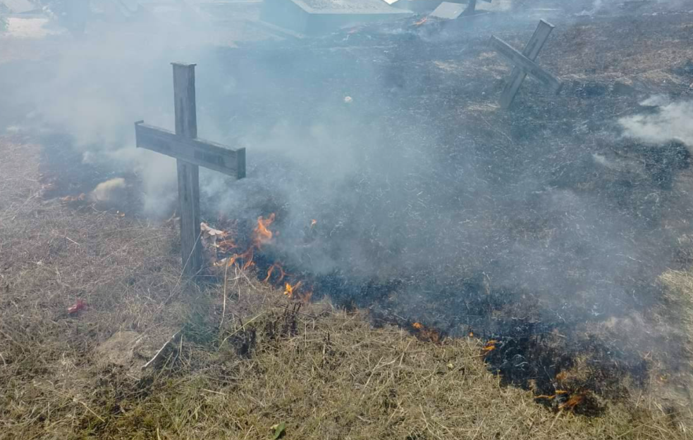 Požar na Novom groblju u Banjaluci: Vatrogasci intervenisali na travi i grobovima