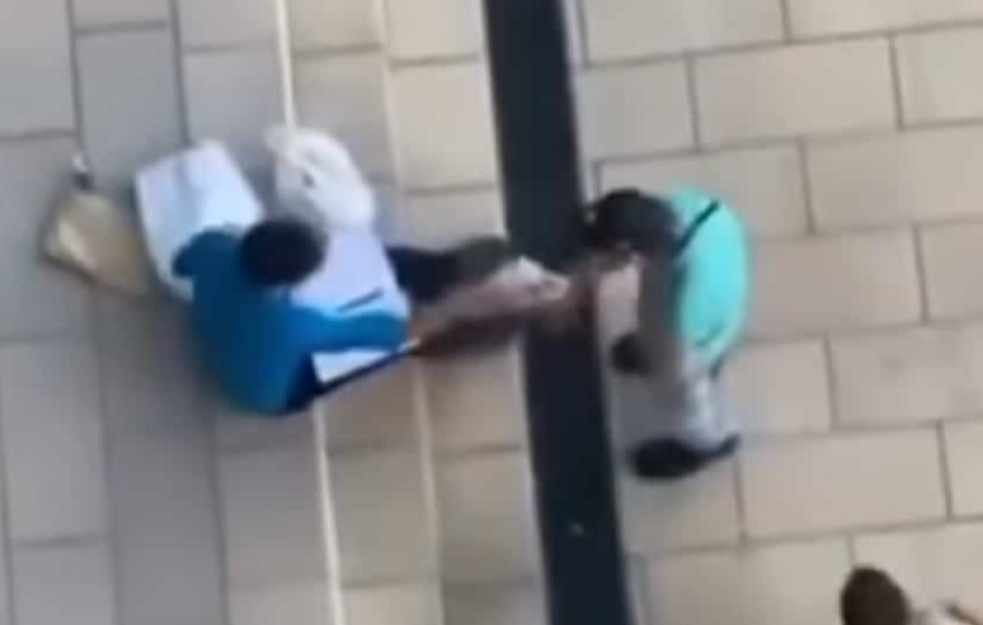 Ljubav prema vođi nije besplatna: Na Banjici snimljena podela dnevnica, evo koliko su dobili Vučićevi mitingaši (VIDEO)