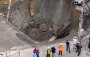 Gradnja metroa izazvala katastrofu: U Bangkoku se otvorila rupa dubine 50 metara i progutala sve! (VIDEO)