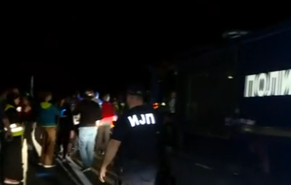 Policija namerno zaustavila studente koji pešače iz Novog Pazara: Sačekali ih kod Kosjerića, evo šta se desilo