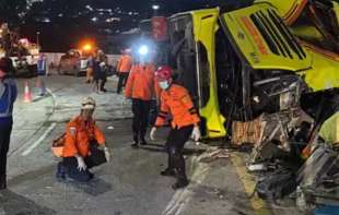 Najmanje 16 ljudi poginulo u autobuskoj nesreći u Indoneziji
