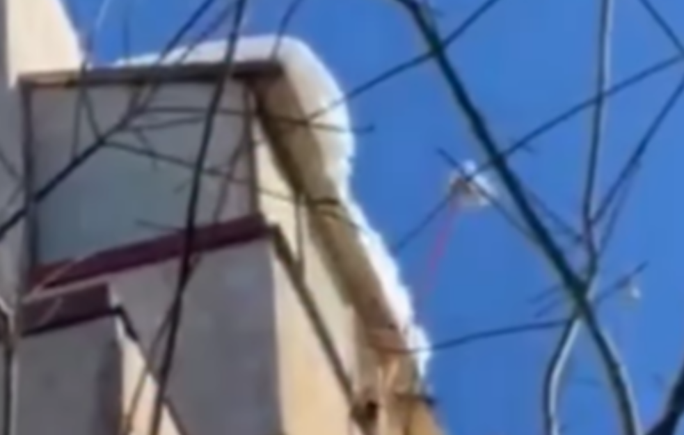 Tresla sneg sa terase i ulubila haubu tuđeg auta (VIDEO)