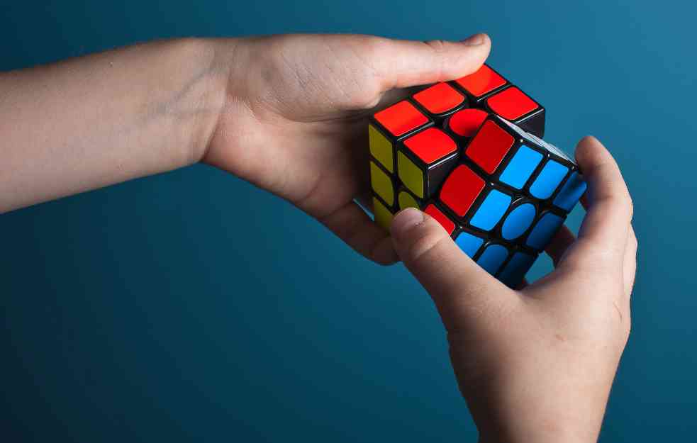 RUBIKOVA KOCKA napravljena je 1974.godine u MAĐARSKOJ