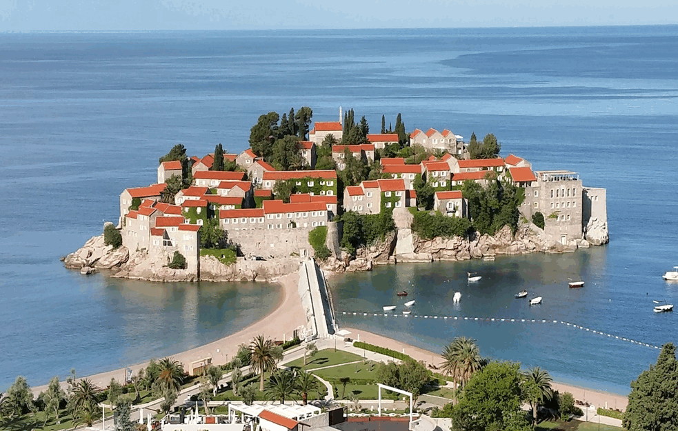 Kakva će biti <span style='color:red;'><b>turistička sezona</b></span> u Crnoj Gori: Hoteli spremni; plaže prazne