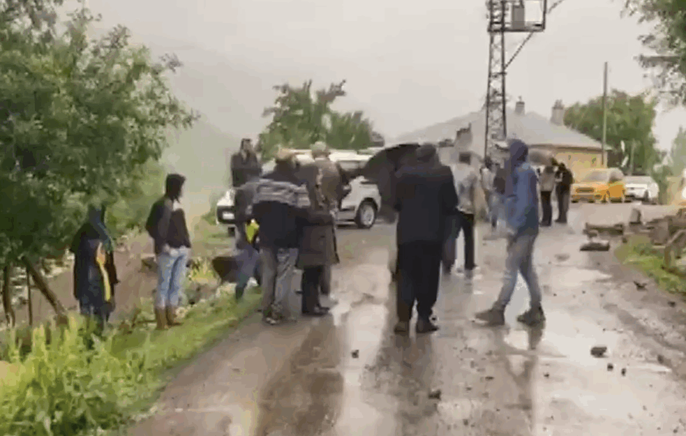 Crni bilans zemljotresa u Turskoj: Jedna osoba poginula, devet povređeno, pukotine u putu (FOTO, VIDEO)