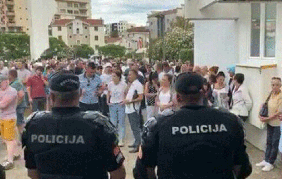 ZGRADA OPŠTINE BUDVA PONOVO BLOKIRANA:  Privatno obezbeđenje pušta samo zaposlene kojima su onemogućili da nrade !?