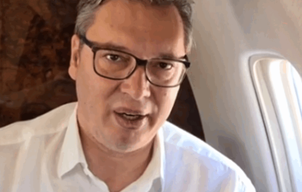 UPOREDIO DEMONSTRANTE SA <span style='color:red;'><b>HORTIJEVCI</b></span>MA: Vučić poslao poruku iz aviona na putu u Pariz