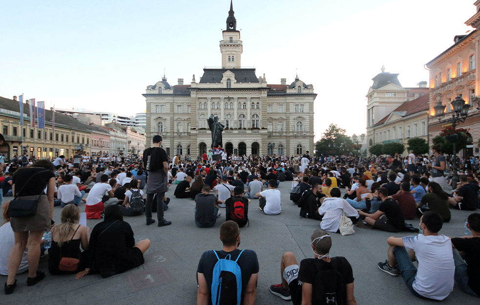 NI DANAS NEMA MIROVANJA: Najavljen <span style='color:red;'><b>protest u Novom Sadu</b></span>
