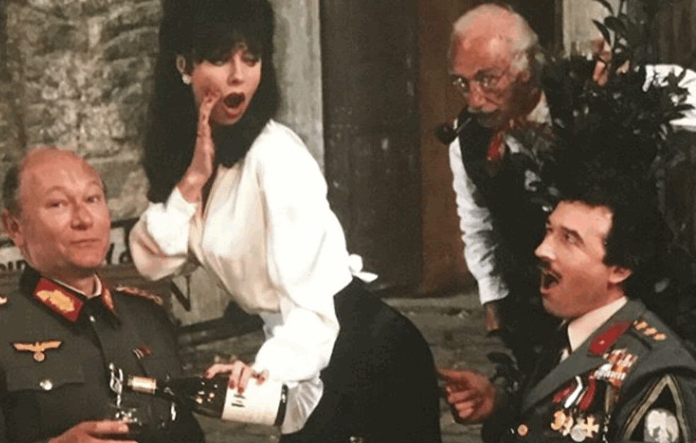 ČUVENA IVET IZ '<span style='color:red;'><b>ALO ALO</b></span>' DANAS IMA 70 GODINA: Reneova ljubavnica i dalje mami uzdahe svojim izgledom (FOTO)