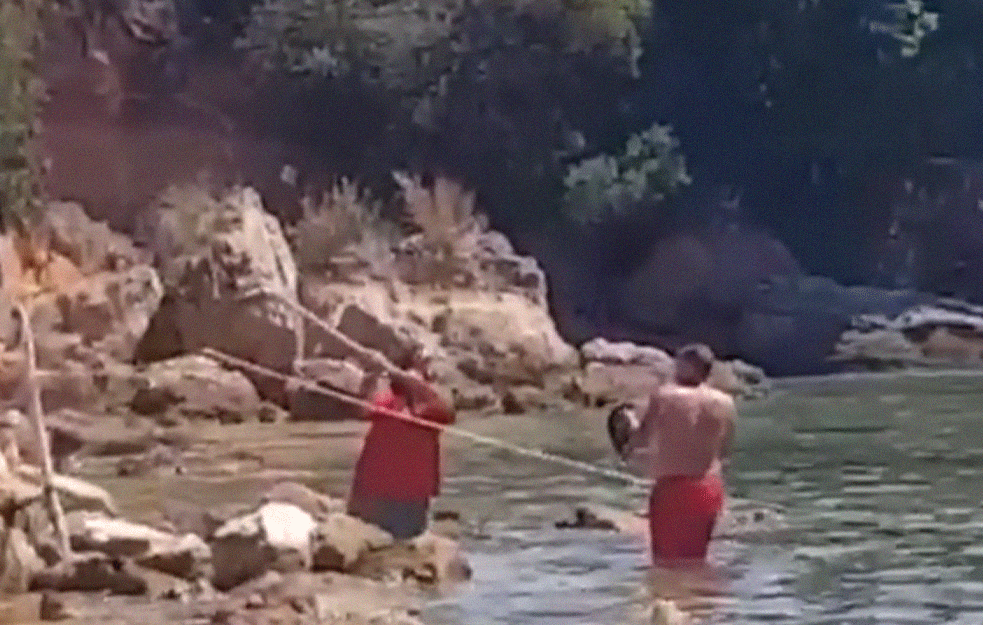 HRVAT PRISVOJIO JAVNU PLAŽU, pa lopatom napao turistu koji je doša da se sunča (VIDEO)
