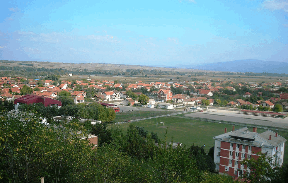 NESREĆA U ŽITORAĐI: Mladić pao na BAZENU, hitno prevežen na <span style='color:red;'><b>ušivanje</b></span> GLAVE!