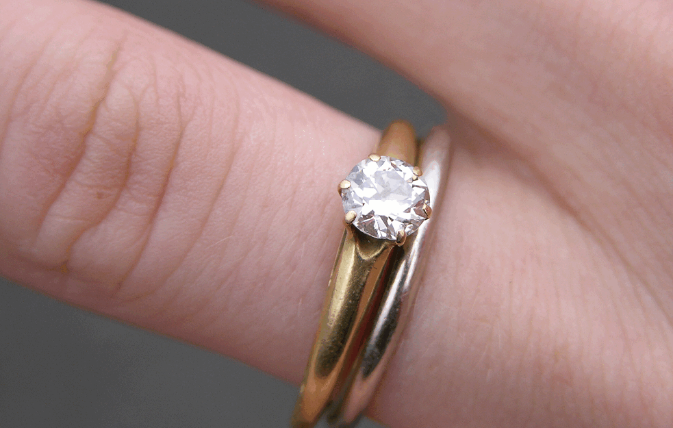 HIT OGLAS: Prodaje verenički prsten sa rečima 