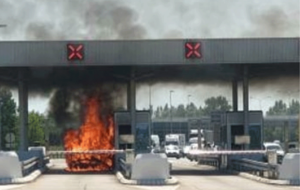 PLAMEN NA NAPLATNOJ RAMPI KOD NOVOG SADA: <span style='color:red;'><b>Izgoreo automobil</b></span>, požar zahvatio i kućicu za naplatu! (VIDEO)