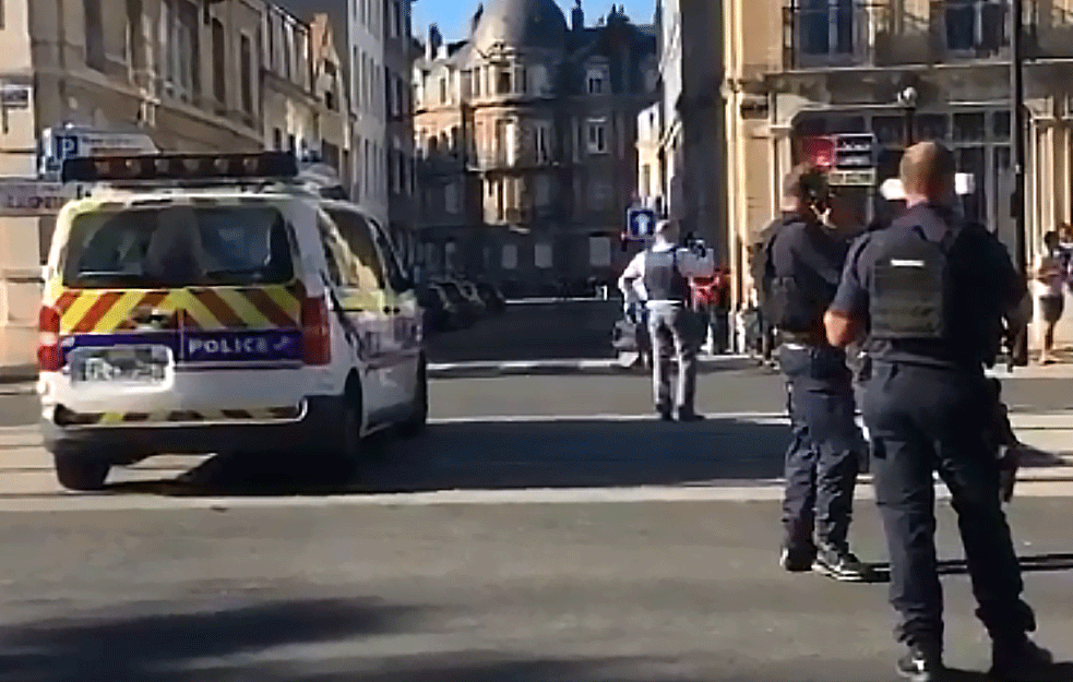 HAOS U FRANCUSKOJ: <span style='color:red;'><b>Naoružani muškarac</b></span> drži taoce u banci, posebne zahteve saopštio samo policiji! (VIDEO)