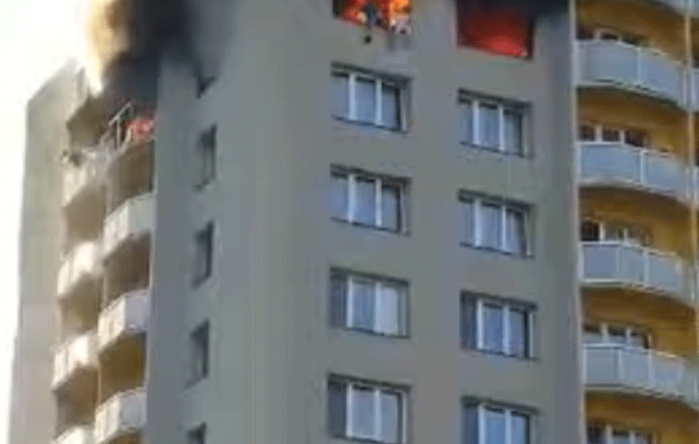 TRAGIČAN POŽAR U STAMBENOJ ZGRADI: <span style='color:red;'><b>Stradala deca</b></span>, ljudi skakali sa jedanaestog sprata da se spasu! (UZNEMIRUJUĆ VIDEO) 