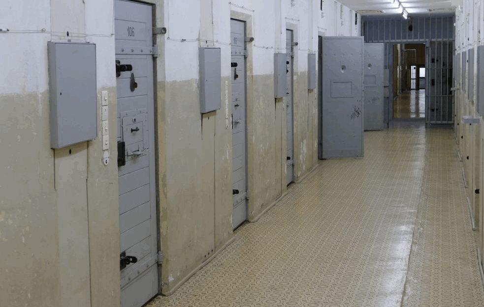 HOROR U ZATVORU U SREMSKOJ MITROVICI: Osuđenik <span style='color:red;'><b>pronađen obešen</b></span> u zatvorskom WC-u!