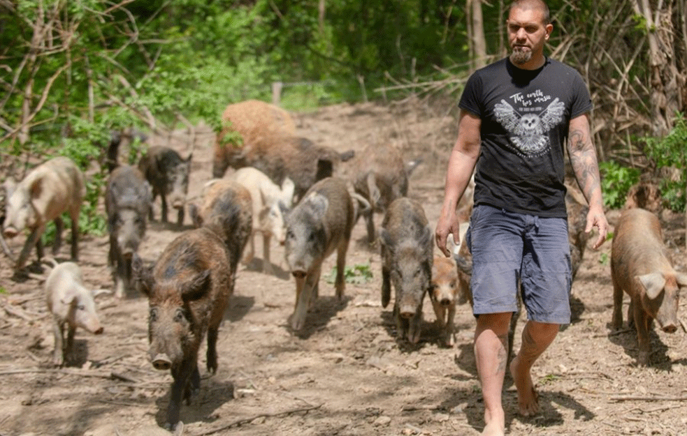 NEKADA JE UŽIVAO U LUKSUZU I OBILJU: Poklonio milione, sada živi bez struje u kući od blata

