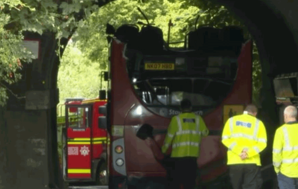 HOROR U BRITANIJI: Školski autobus udario u most, gornji sprat uništen, 15 đaka povređeno! 