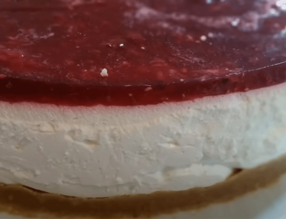 Sa višnjama, malinama, jagodama, kupinama mmm…Najbolji recept za CHEESECAKE koji se probali! 