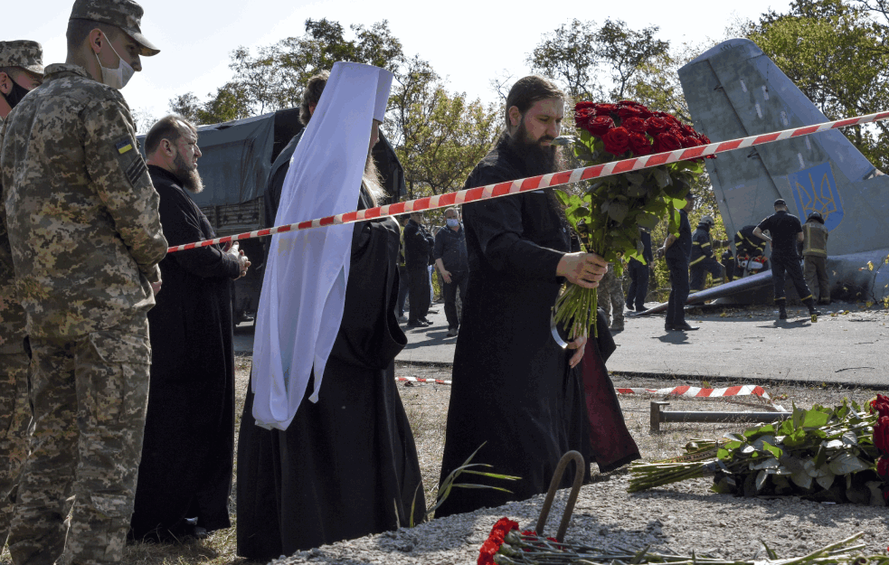 NAJTUŽNIJE SLIKE NESREĆE U UKRAJINI: Nasmejani <span style='color:red;'><b>kadeti</b></span> na zajedničkoj fotografiji i uplakana porodica na mestu nesreće (FOTO)