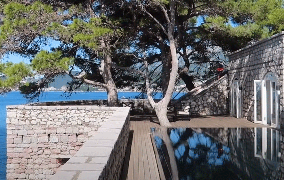 <span style='color:red;'><b>SVETI STEFAN</b></span> 'PERVERZIJE': Luksuz na sve strane, ali CENE u restoranu iznenađuju! Pogledajte kako hotel izgleda unutra, od bazena do hrane...(VIDEO)