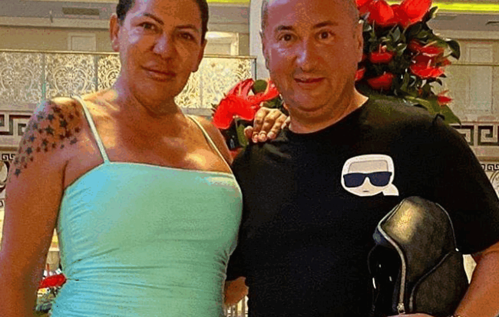 NO ĐANI NO MANI: Ovo nikada niste videli, popularni pevač morao oko vrata da okači MAŠINU ZA <span style='color:red;'><b>BROJANJE</b></span> PARA! (VIDEO)

