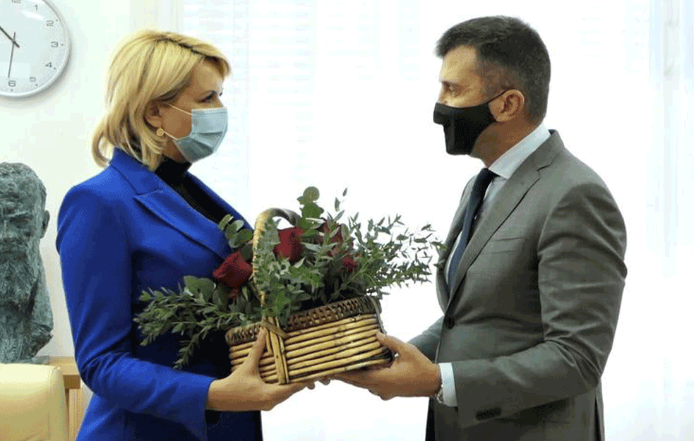 IZVRŠENA <span style='color:red;'><b>PRIMOPREDAJA</b></span> U MINISTARSTVU ZA RAD: Đorđević Dariji poklonio cveće za srećan početak!