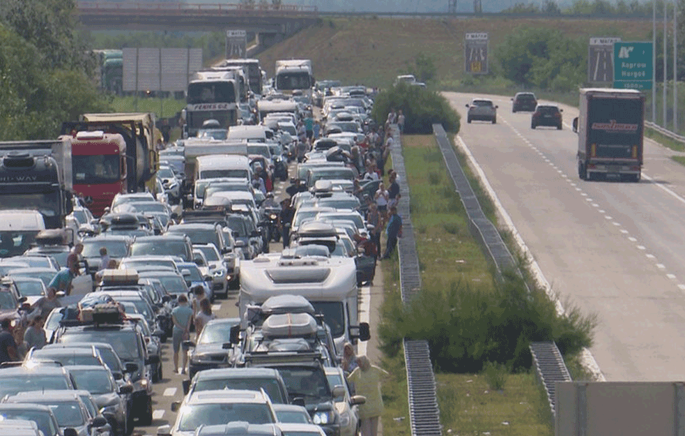 AMSS: Saobraćaj povremeno pojačan, teretnjaci na izlazu čekaju najviše četiri sata
