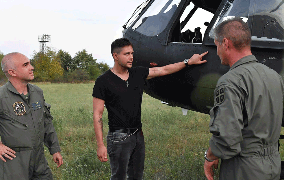 MILOŠ BIKOVIĆ u akciji sa Vojskom Srbije u helikopteru: <span style='color:red;'><b>UBRZANJE</b></span> ZAGARANTOVANO (FOTO)