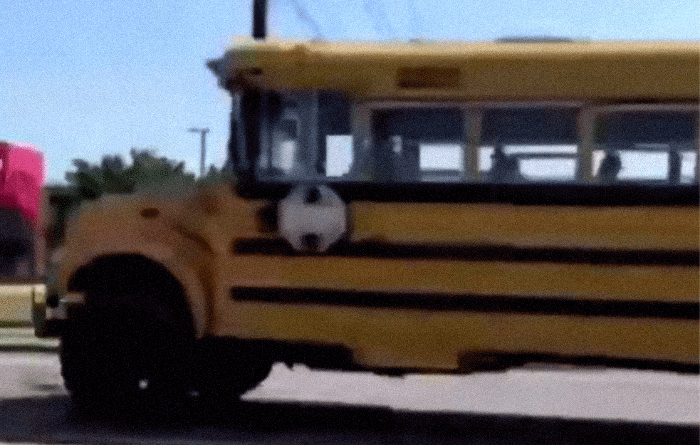 JEDANAESTOGODIŠNJI DEČAK UKRAO ŠKOLSKI AUTOBUS PA BEŽAO OD POLICIJE: Napravio ogromnu štetu u gradu i na kraju udario U DRVO! (VIDEO)