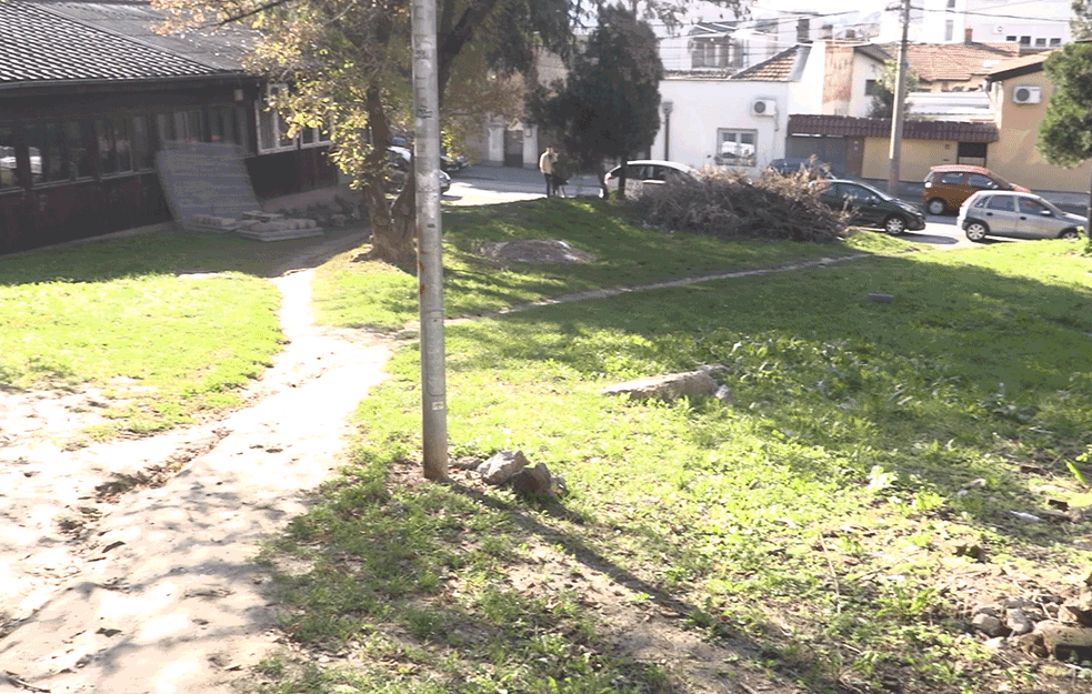 INVESTITOR POKUŠAVA DA GRADI ZGRADU u parku na Vračaru, građani se pobunili  RAZVALILI OGRADU! 