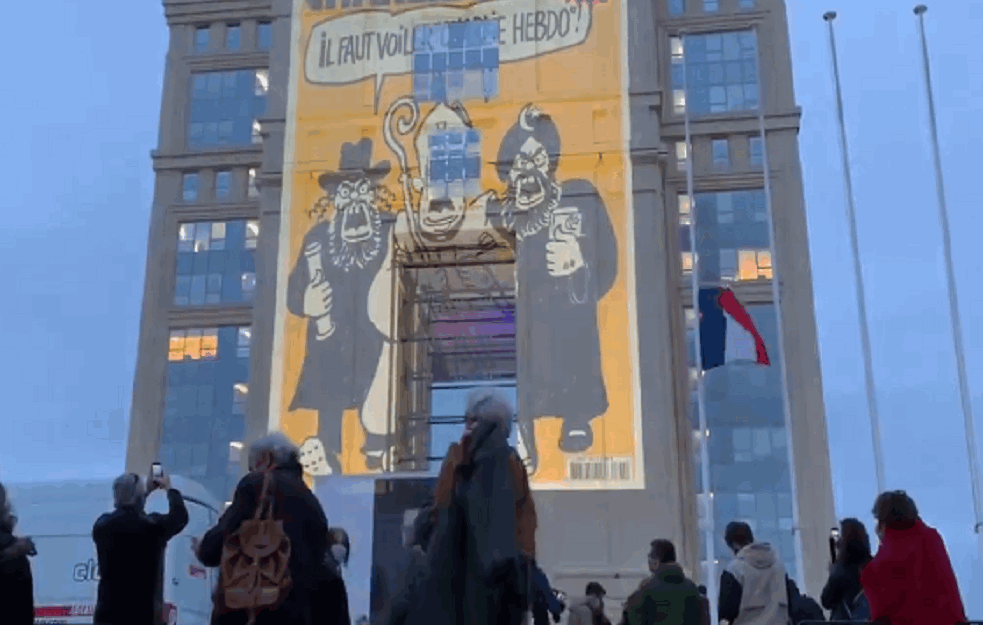 'Oni su ili ekstremno HRABRI, ili ekstremno LUDI': Na zgradu VLADE u Francuskoj projektovane karikature ČARLI EBDO! (VIDEO) 