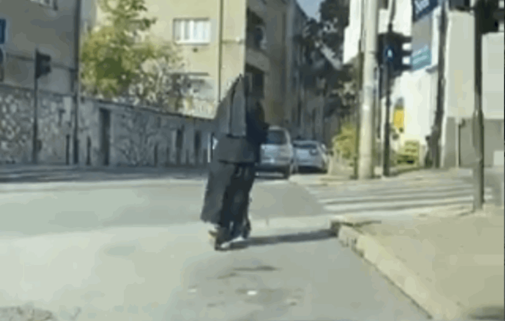 AVION, KOMETA, BRZI VOZ? Časna sestra projurila na električnom trotinetu i oduševila građane (VIDEO)