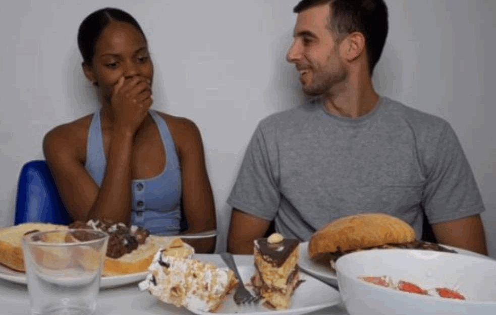 <span style='color:red;'><b>PLJESKAVICA</b></span>, GIBANICA, AJVAR...Urnebesna reakcija Amerikanke na RAKIJU postala HIT! (VIDEO)
