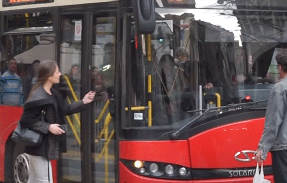 DIRLJIVA SCENA USLIKANA U GRADSKOM PREVOZU U BEOGRADU: Svi oduševljeni prizorom, raznežiće i vas sigurno! (FOTO)