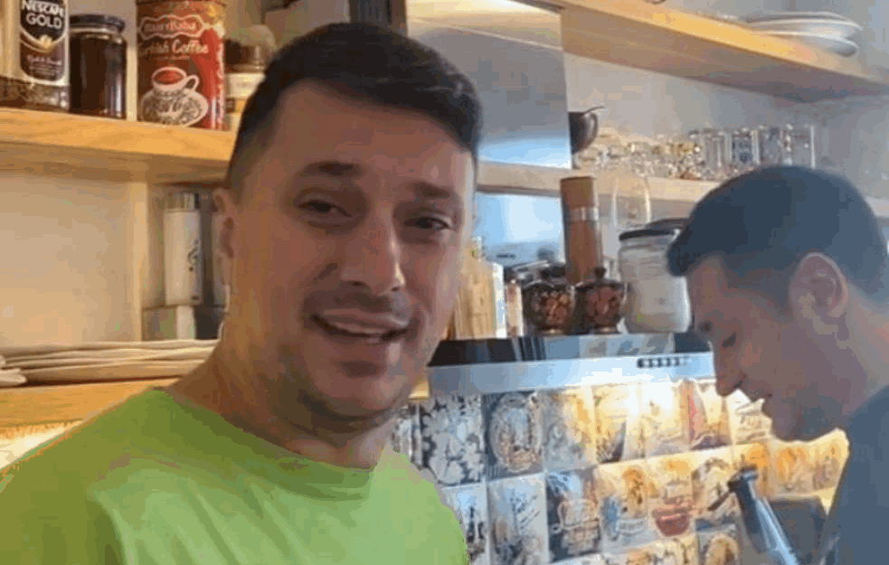 ’TAKO TO RADE BURAZERI KADA SE SRETNU’ Andrija Milošević <span style='color:red;'><b>tradicionalno jelo</b></span> PRIGANICE sprema na SVOJ NAČIN! (VIDEO)