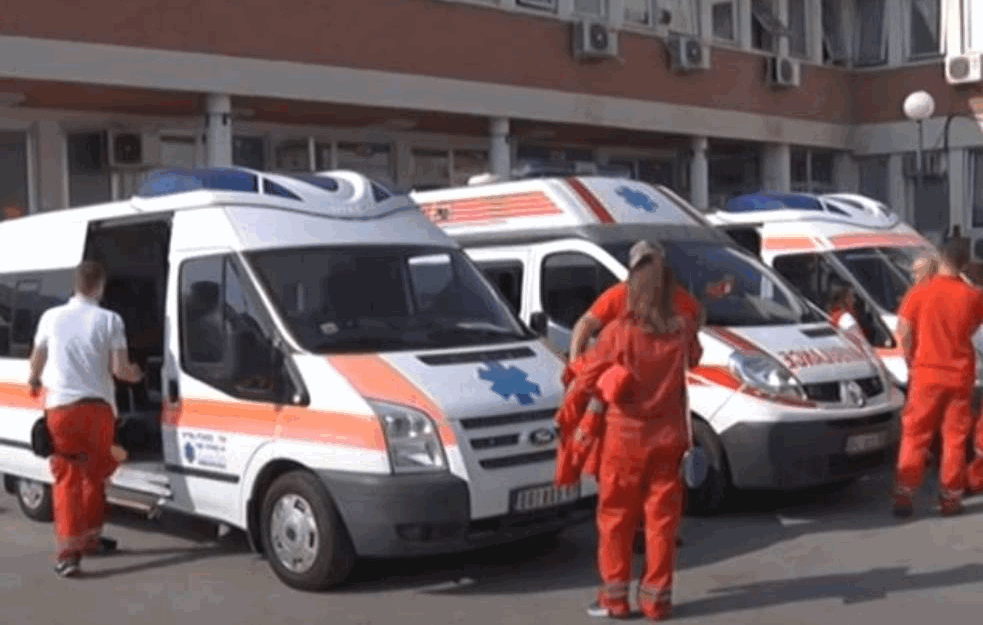 DRAMA : Nezgoda na hipodromu, konj zbacio džokeja tokom trke, hitna ga iznela na nosilima