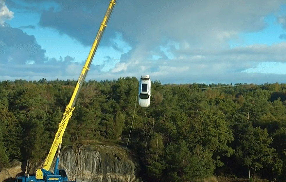 KAKAV TEST IZDRŽLJIVOSTI! Najveći proizvođač AUTOMOBILA, is<span style='color:red;'><b>probava</b></span> vozila BACAJUĆI IH SA krana visokog 30 METARA, a evo šta na kraju ostane od njih! (VIDEO)  