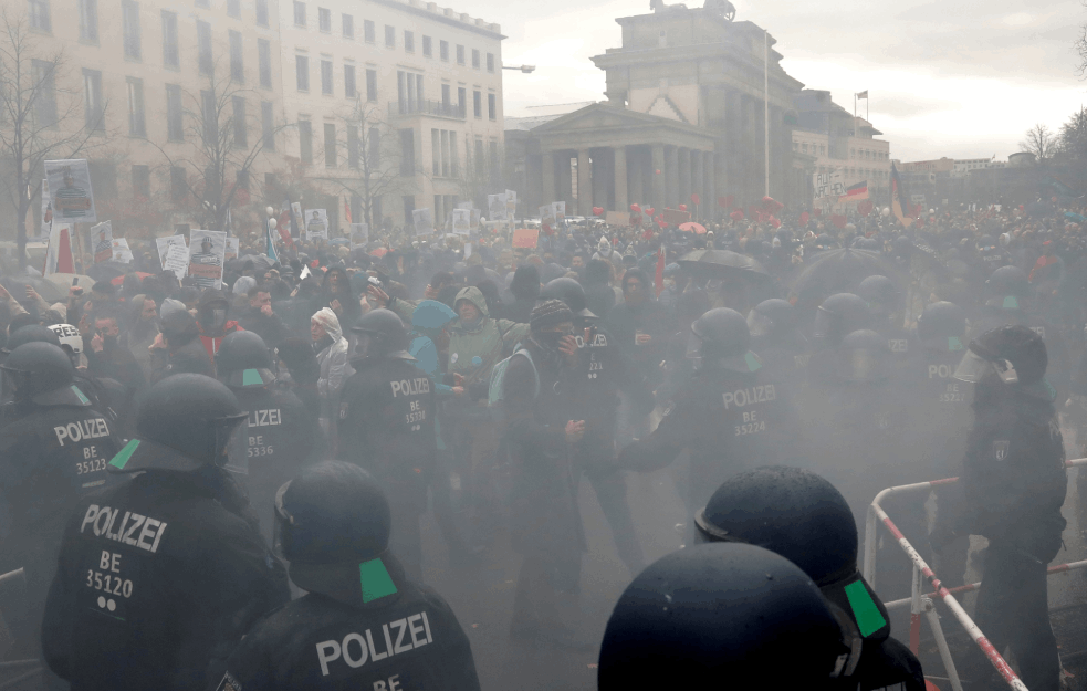 HAOS U BERLINU: Vodenim <span style='color:red;'><b>topovi</b></span>ma na demonstrante sa parolama ‘Vratite nam naše živote’ (VIDEO)