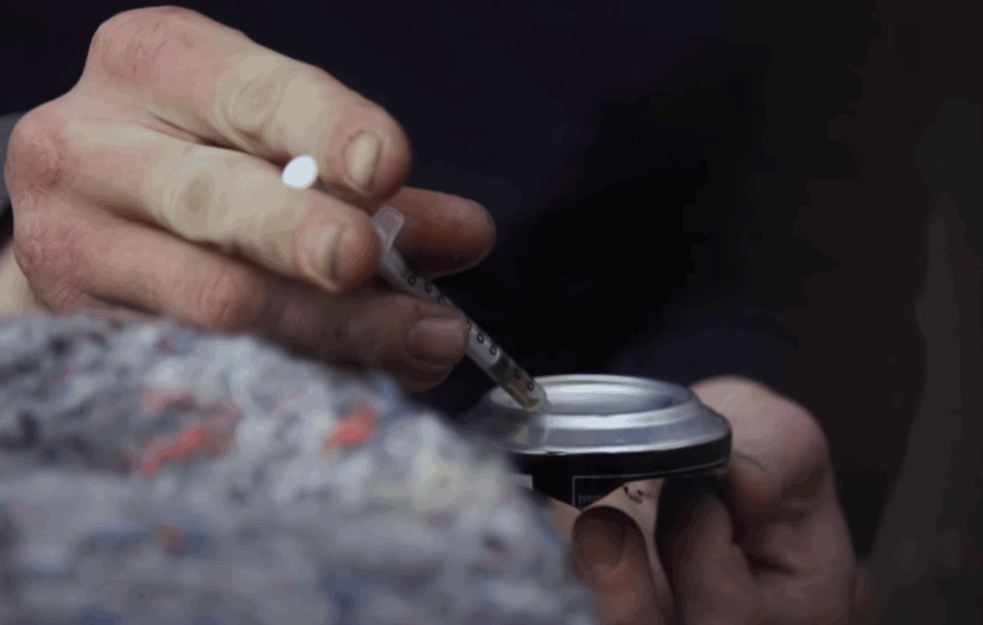 NEMA LAKIH I TEŠKIH DROGA : Mario još čuva imena onih koju su umrli u snu, nađeni predozirani na ulici ili se ubili(VIDEO)