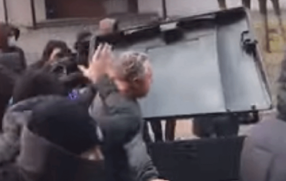 PONIŽENJE OD KOG VEĆEG NEMA: Di<span style='color:red;'><b>rektor ub</b></span>ačen u kantu za smeće! 