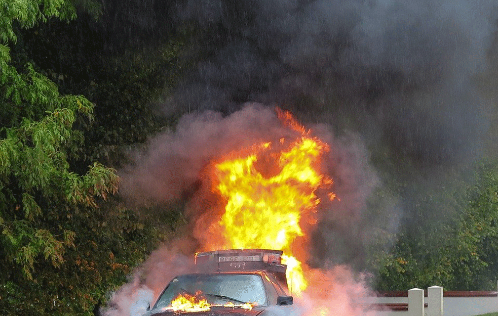 Plamen progutao automobil na putu kod Aranđelovca