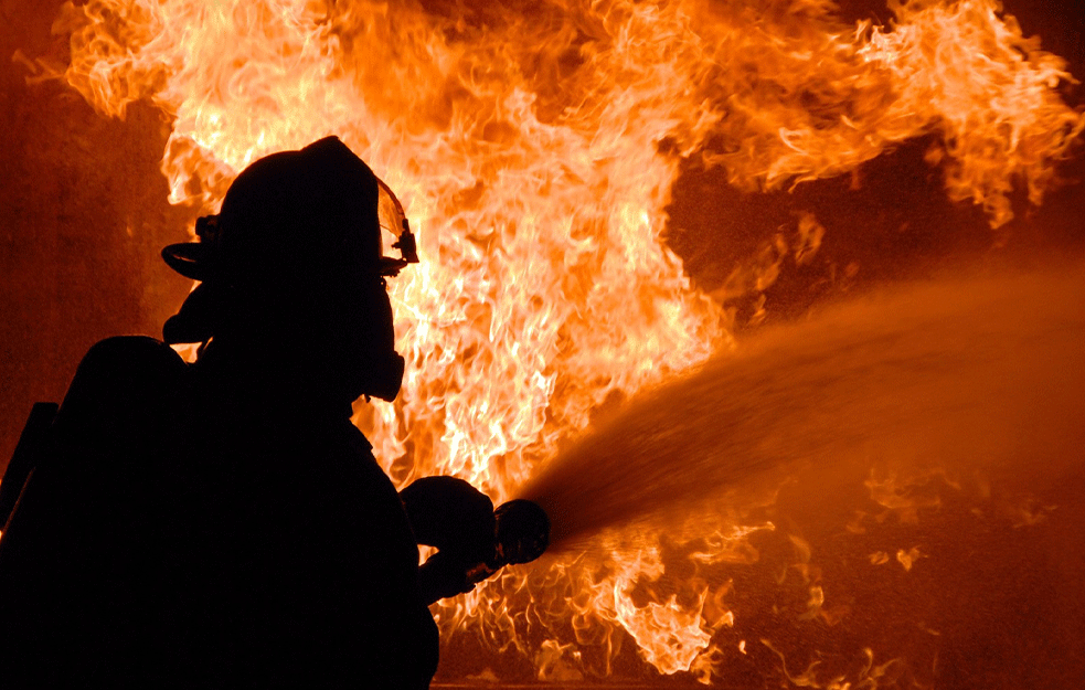 GORI OTPAD I PLASTIKA KOD KRAGUJEVCA: Gori divlja deponija u Beloševcu, sedam vatrogasaca na terenu
