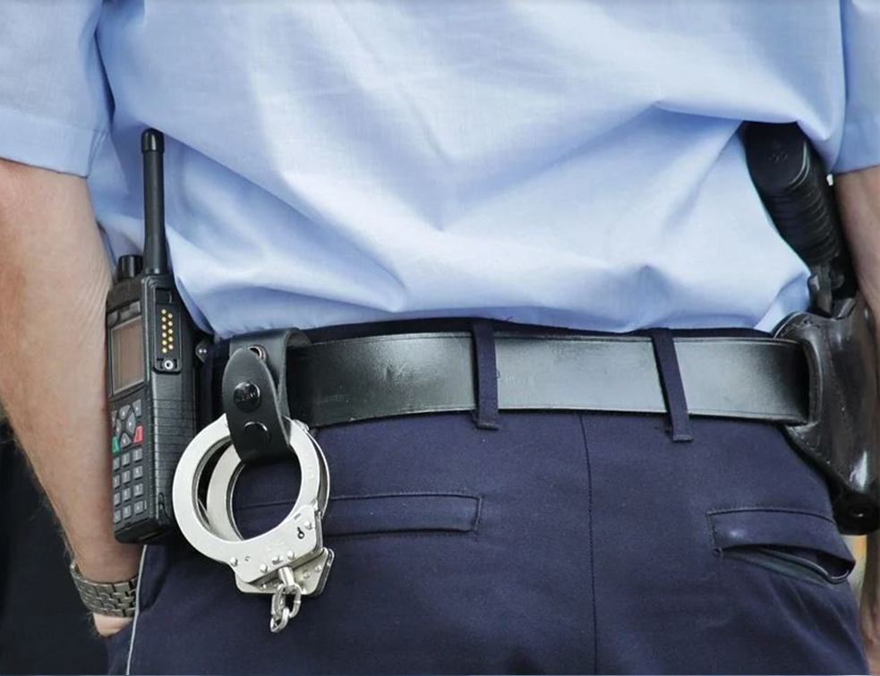 POLICIJA OTKRILA NELEGALNU KLADIONICU U RUMI: Zaplenjen novac, <span style='color:red;'><b>poker</b></span> aparati, televizori, i računari