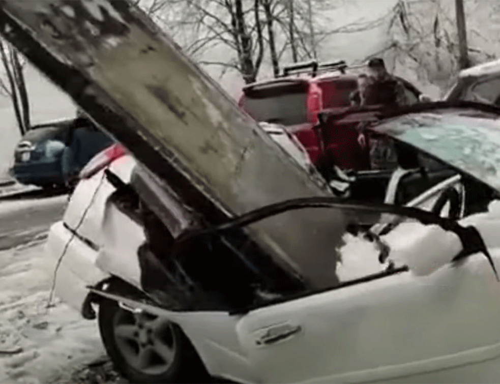 LUDA SREĆA! RUS IZBEGAO SMRT: <span style='color:red;'><b>Betonska ploča</b></span> pala sa zgrade i smrskala mu automobil (VIDEO)
