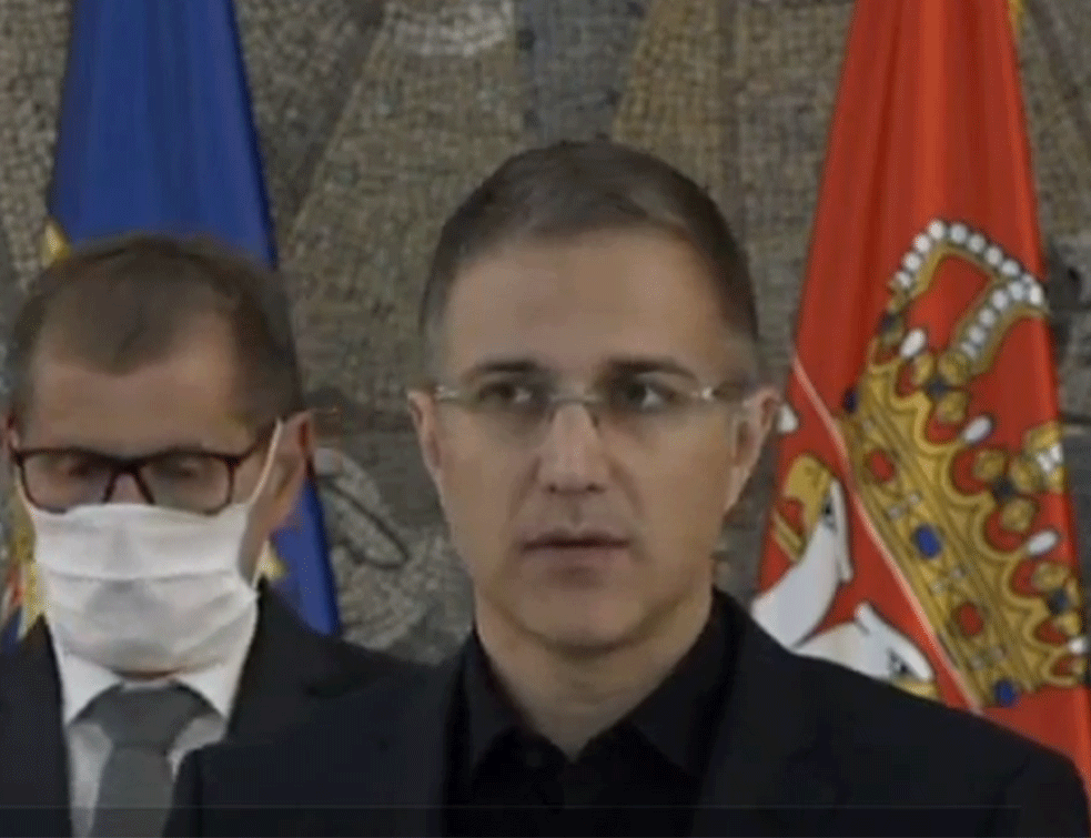 Stefanović: Pripadnici MUP-a bili uzdržani, povređeno 10 policajaca, jednom polomljene obe noge! Napadani su i <span style='color:red;'><b>lopata</b></span>ma (VIDEO)